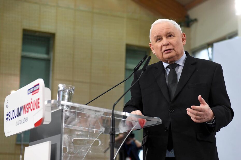 Jarosław Kaczyński stojący za mównicą w czasie konferencji prasowej